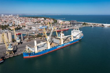 Burgaz, Bulgaristan - 24 Eylül 2024: Bulgaristan 'ın Burgaz limanındaki kargo gemisine hava görünümü