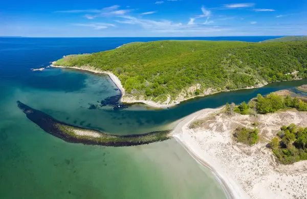 Bulgaristan 'ın Karadeniz kentinde bir Ropotamo nehrinin havadan görünüşü