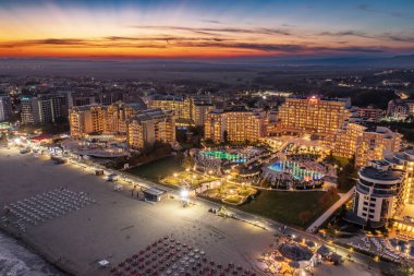 Sunny Beach, Burgaz, Bulgaristan - 26 Eylül 2024: Karadeniz kıyısındaki Sunny Beach, Bulgaristan 'ın gece vakti deniz manzaralı tatil beldesi