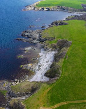 Bulgaristan 'ın Burgaz kenti Varvara yakınlarındaki güzel kayalık bir sahile havadan manzara