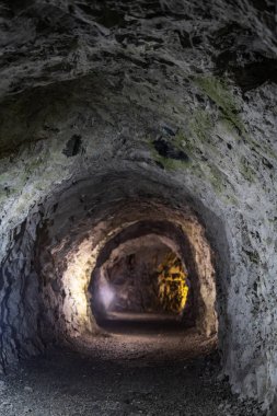 Bir mağarada ya da madende bir tünel