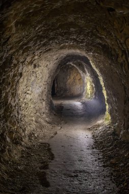 Bir mağarada ya da madende bir tünel
