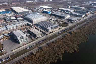 Burgaz, Bulgaristan - 20 Kasım 2024: Bulgaristan 'ın Burgaz kentinde bir iş ve sanayi parkına havadan bakış