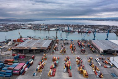 Bulgaristan 'ın Burgaz limanındaki bir kargo gemisi ve konteynırların hava görüntüsü. Lojistik ve ulaşım