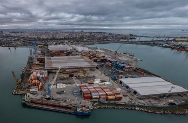 Bulgaristan 'ın Burgaz limanındaki bir kargo gemisi ve konteynırların hava görüntüsü. Lojistik ve ulaşım