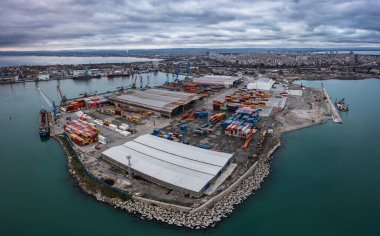 Bulgaristan 'ın Burgaz limanındaki bir kargo gemisi ve konteynırların hava görüntüsü. Lojistik ve ulaşım