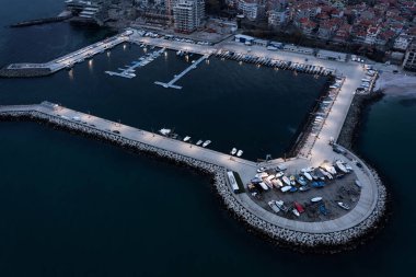 Bulgaristan 'ın Pomorie kentinin deniz manzaralı limanı