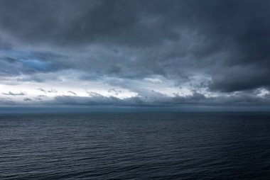 Denizin üzerindeki güzel bulutların havadan görünüşü