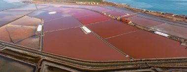 Bulgaristan 'ın Burgaz kenti yakınlarındaki tuz buharlaştırma göletlerinin hava manzarası