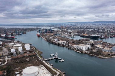 Bulgaristan 'ın Varna limanındaki bir kargo gemisinin hava görüntüsü. Lojistik ve ulaşım