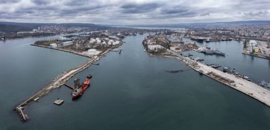 Bulgaristan 'ın Varna limanındaki bir kargo gemisinin hava görüntüsü. Lojistik ve ulaşım