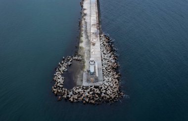 Bulgaristan 'ın Varna limanındaki deniz fenerinin havadan görüntüsü