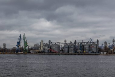 Varna, Bulgaristan - 21 Ocak 2025: Bulgaristan 'ın Varna limanındaki depoların görüntüsü. Lojistik ve ulaşım