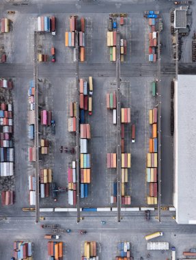 Bulgaristan 'ın Burgaz limanındaki konteyner gemisinin hava görüntüsü. Lojistik ve ulaşım