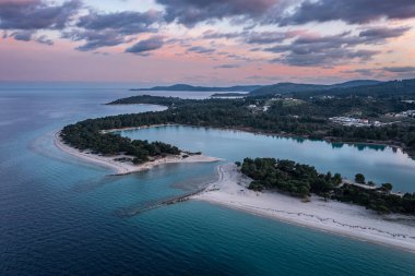 Kassandra yarımadasındaki Glarokavos plajının hava manzarası. Chalkidiki, Yunanistan