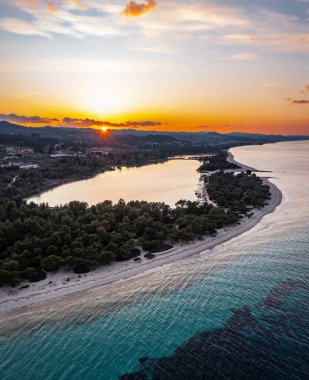 Kassandra yarımadasındaki Glarokavos plajının hava manzarası. Chalkidiki, Yunanistan