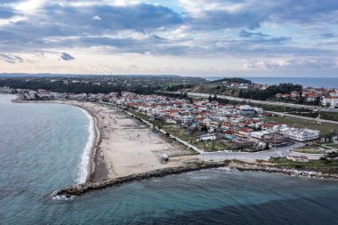 Toroneos Körfezi 'ni Termaikos Körfezi' ne bağlayan Nea Potidea kanalındaki hava manzarası. Yunanistan, Kassandra, Halkidiki