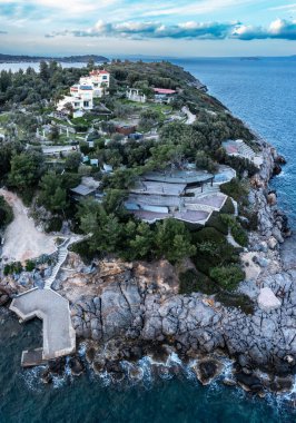 Yunanistan 'ın Chalkidiki kentindeki Kassandra yarımadasındaki kayalık bir sahilin hava manzarası