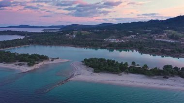 Kassandra yarımadasındaki Glarokavos plajının hava manzarası. Chalkidiki, Yunanistan