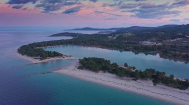 Kassandra yarımadasındaki Glarokavos plajının hava manzarası. Chalkidiki, Yunanistan