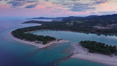 Kassandra yarımadasındaki Glarokavos plajının hava manzarası. Chalkidiki, Yunanistan