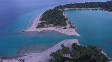 Kassandra yarımadasındaki Glarokavos plajının hava manzarası. Chalkidiki, Yunanistan