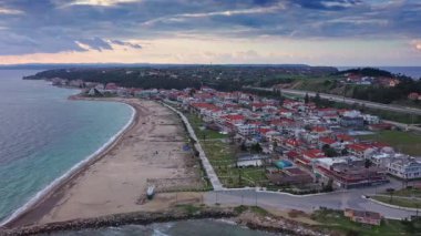 Toroneos Körfezi 'ni Termaikos Körfezi' ne bağlayan Nea Potidea kanalındaki hava manzarası. Yunanistan, Kassandra, Halkidiki