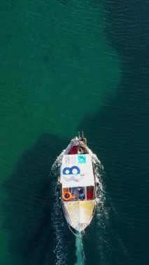 Nea Potidea kanalında yüzen bir balıkçı teknesinin hava görüntüsü. Yunanistan, Kassandra, Halkidiki