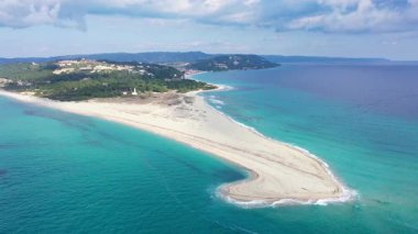 Turkuaz berrak deniz ile Posidi 'nin egzotik kumlu yarımadasının havadan görünüşü. Kassandra, Chalkidiki, Yunanistan