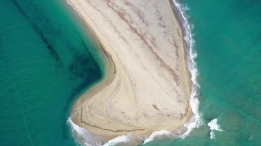 Turkuaz berrak deniz ile Posidi 'nin egzotik kumlu yarımadasının havadan görünüşü. Kassandra, Chalkidiki, Yunanistan