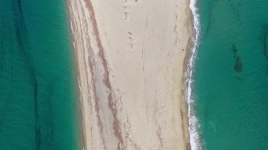 Turkuaz berrak deniz ile Posidi 'nin egzotik kumlu yarımadasının havadan görünüşü. Kassandra, Chalkidiki, Yunanistan