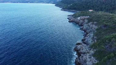 Yunanistan 'ın Chalkidiki kentindeki Kassandra yarımadasındaki kayalık bir sahilin hava manzarası