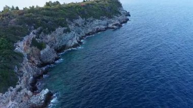 Yunanistan 'ın Chalkidiki kentindeki Kassandra yarımadasındaki kayalık bir sahilin hava manzarası