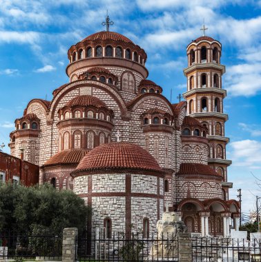 Nea Moudania 'nın merkezindeki St. George Kilisesi, Chalkidiki, Yunanistan