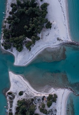 Yunanistan 'ın Chalkidiki kentindeki Kassandra yarımadasındaki Glarokavos plajının hava manzarası
