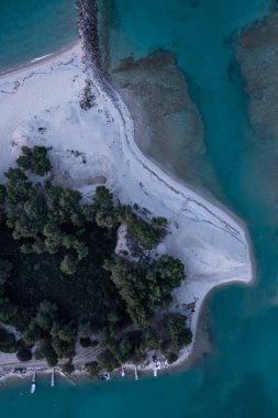 Yunanistan 'ın Chalkidiki kentindeki Kassandra yarımadasındaki Glarokavos plajının hava manzarası