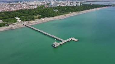 Bulgaristan 'ın Burgaz kentinde denize açılan hava manzaralı köprü