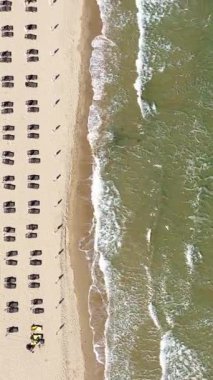 Deniz kıyısındaki sahile giden hava manzarası. Bulgaristan 'ın Karadeniz kıyısındaki güneşli plajı