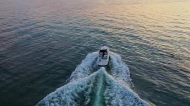 Denizde yüzen lüks bir yatın havadan görünüşü