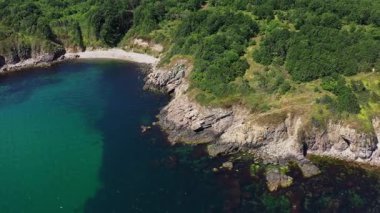 Bulgaristan 'ın Sozopol kenti yakınlarındaki güzel kayalık plajın havadan görüntüsü