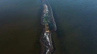 Bulgaristan 'ın Pomorie kenti yakınlarındaki tuz gölündeki bir adanın hava görüntüsü