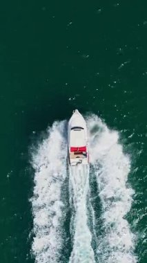 Denizde yüzen motorlu yatın hava görüntüsü