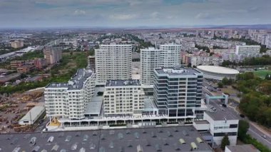 Bulgaristan 'ın Burgaz kentinde yeni bir modern konut binasına havadan bakış