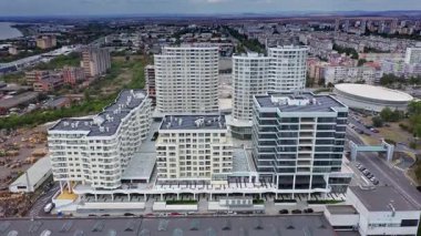 Bulgaristan 'ın Burgaz kentinde yeni bir modern konut binasına havadan bakış