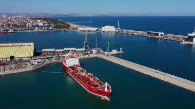 Bulgaristan 'ın Burgaz limanında lpg' li bir geminin havadan görüntüsü