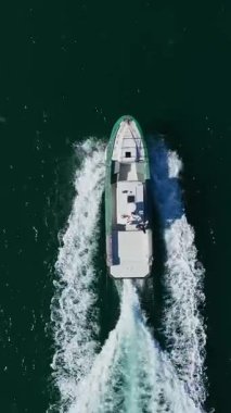 Denizde yüzen motorlu yatın hava görüntüsü