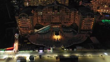 Bulgaristan 'ın Karadeniz kıyısındaki Sunny Beach tatil beldesine gece hava manzarası