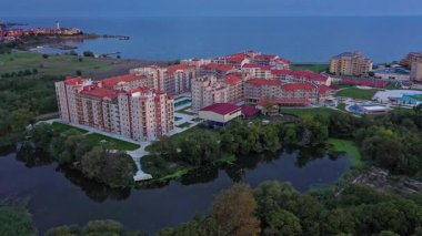 Karadeniz kıyısındaki bir nehrin yakınındaki otel kompleksine hava görüntüsü. Aheloy, Burgaz, Bulgaristan