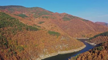 Bulgaristan 'ın Smolyan kenti Devin yakınlarındaki Rodop Dağları' ndaki Vacha nehrinin hava manzarası