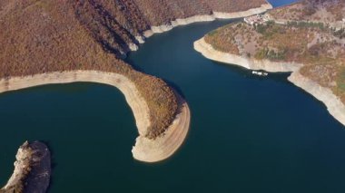 Bulgaristan 'ın Devin kenti yakınlarındaki Rodop Dağları' ndaki Vacha rezervuarının hava görüntüsü